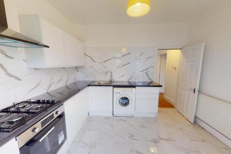 Three bedroom flat to rent in Norbury photo 5