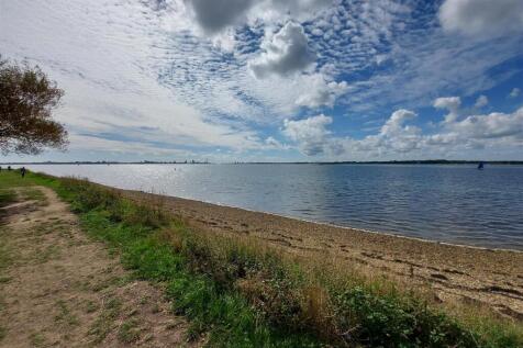 SHORT WALK TO SHORELINE