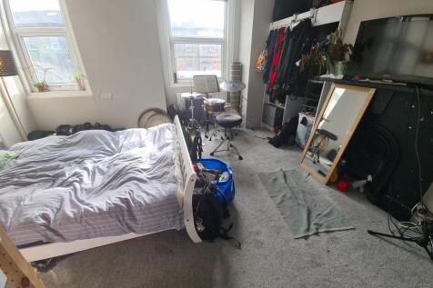 A cozy double bedroom featuring a comfortable b...