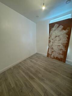 Bright, freshly painted single bedroom with new...