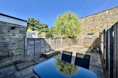 Westgate, Almondbury, Huddersfield, HD5 8XJ photo 3