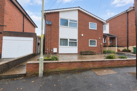 2-bed house on 28b, Wolverhampton, £875/mo