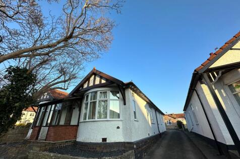Charming single-story house frontage with bay w...