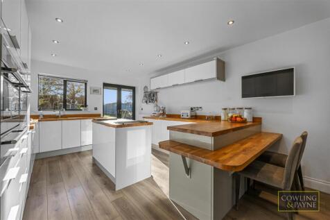 KITCHEN WITH BREAKFAST BAR