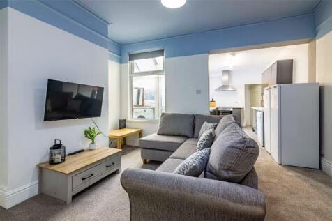 West End // Spacious 5 Bed // SEPT 2027 photo 4