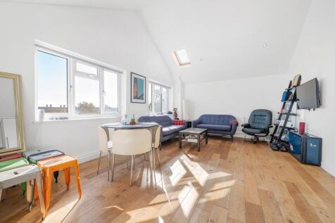 Open plan kitchen/ reception (2)