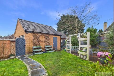 EweMove Mildenhall Oak Drive Garden 1