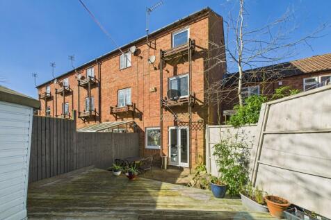 outside decking 7 coopers mews, neath hill