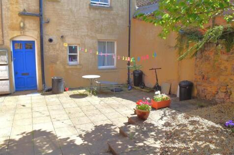 COMMUNAL PATIO GARDEN
