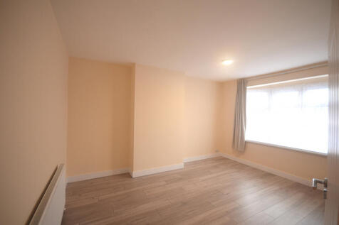 Three bed flat to rent Eastern Avenue, Ilford IG4