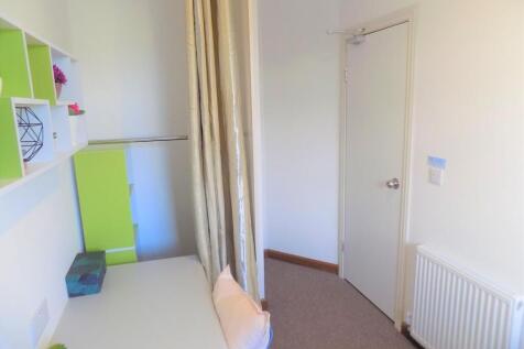 Bright, tidy single bedroom with built-in shelv...