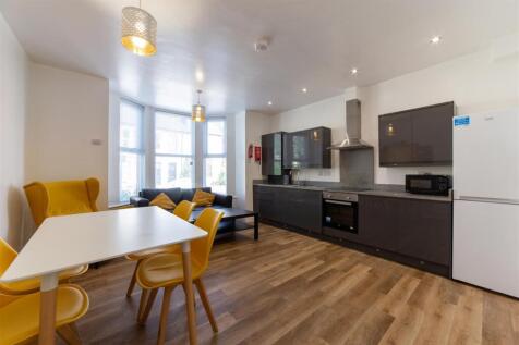 4-bed flat on £160pppw -  Queens Road, Jesmond, Newcastle Upon Tyne, £2,773/mo
