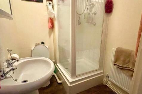 EN-SUITE 3-PIECE SHOWER ROOM