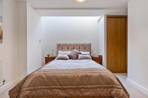 A17 - 18 Baltic Way Totnes - 250926.jpg