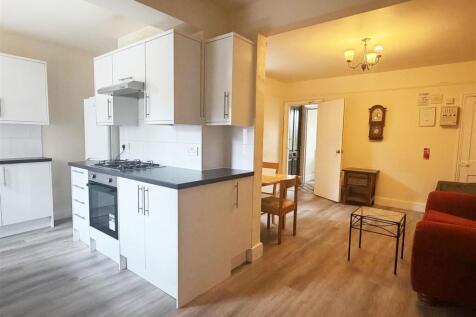 6 Double Beds near back gate - Clarence Street photo 3
