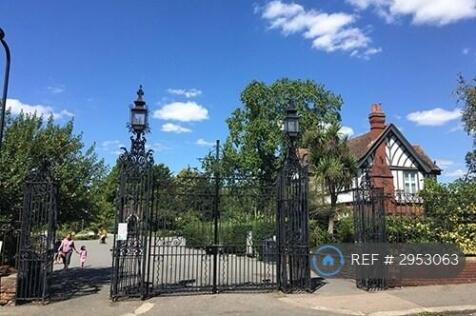 Roundwood Park 2mins Walk 