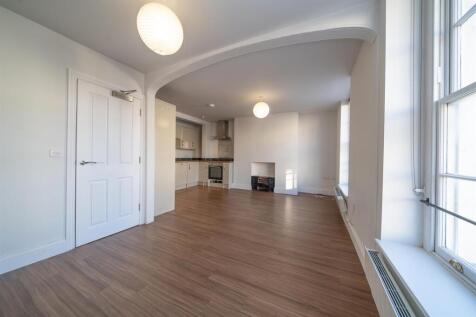 4-bed flat on Bedford Street, Leamington Spa, £1,900/mo
