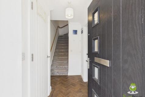 EweMove Estate Agents Basingstoke - 4 Furzelea Way