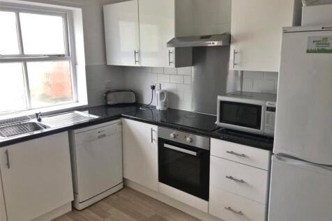 6-bed semi-detached on Victoria Road, Fallowfield, Manchester, M14, £4,030/mo
