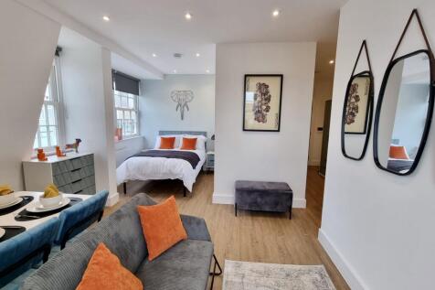 Studio flat on 32 Chapter House, Howes Place, Cambridge, CB3 0UW, £1,400/mo