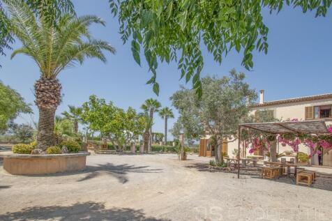 SPECTACULAR VILLA WITH LARGE TERRAIN