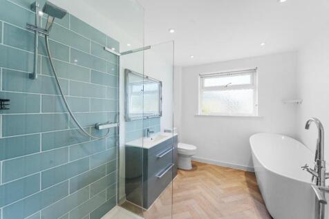 1.14 - family bathroom.jpg