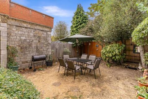 Between Streets, Cobham, KT11 photo 4