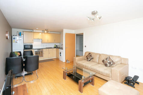 2-bed flat on Ovaltine Court, WD4, Kings Langley, WD4, £1,550/mo