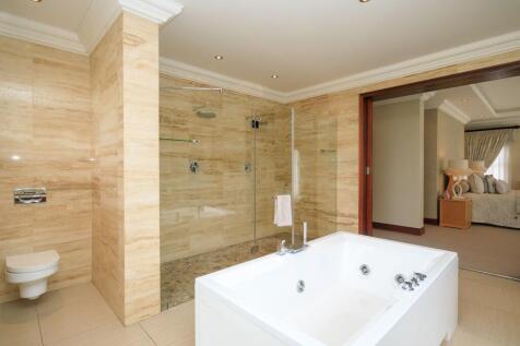 Master En-Suite Spa Bath