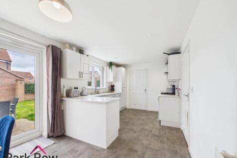 OPEN PLAN KITCHEN/DINING ROOM