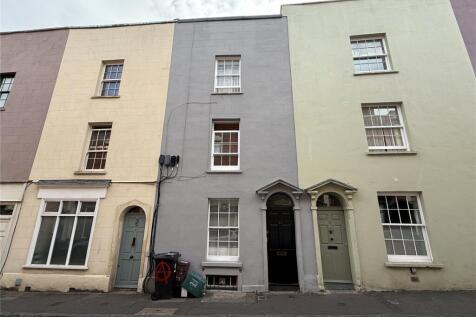 A hall floor studio apartment situated in the heart of Montpelier with Cabot Circus and Stokes Croft within walking distance. The accommodation comprises; entrance hall, kitchen / dining area, living 