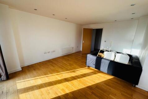 Living Room / Dining Area: