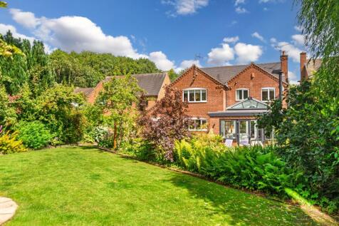 Beautifully Landscaped South-Facing Gardens