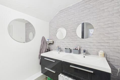 CAM04201G0-PR0061-STILL021