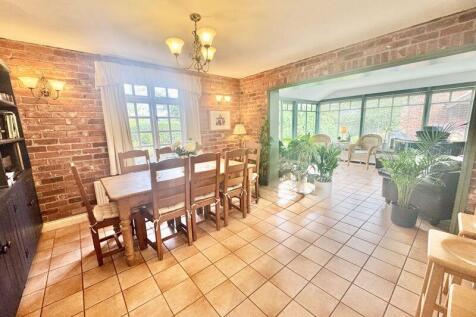 Dining to garden room