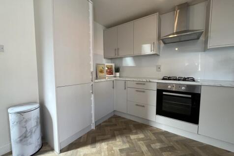 Extra Large Property // 3 Bed +Study // June 2027 photo 4