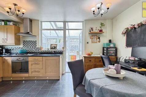 Kitchen/ Dining area