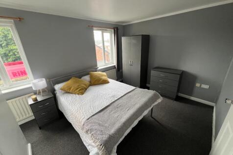 Bright, neatly presented double bedroom with ne...