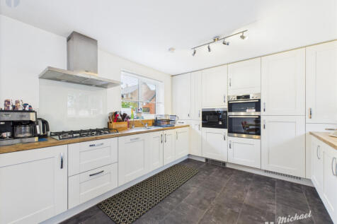 CAM03218G0-PR0644-STILL019