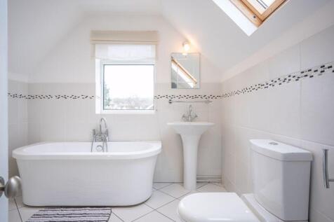 Principal bedroom en-suite  