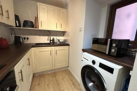 KITCHEN 2.JPG