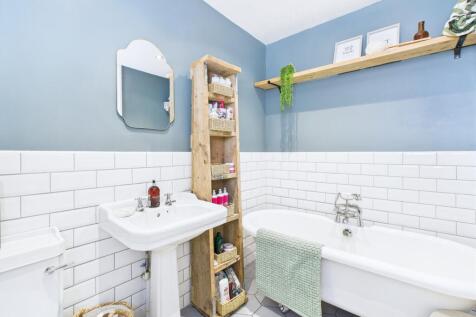 CAM01909G0-PR0330-STILL016