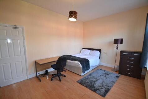 Bright, well-presented double bedroom with a co...