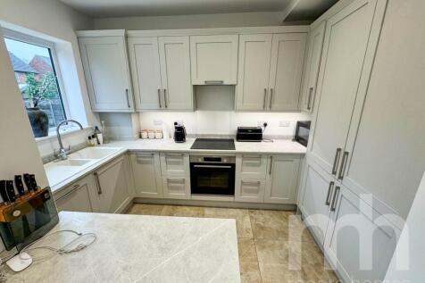 3-bed semi-detached on CLAREMONT ROAD, Great Moor SK2 7JT, £1,550/mo