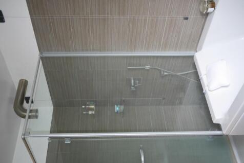 Master Shower &amp; Tub