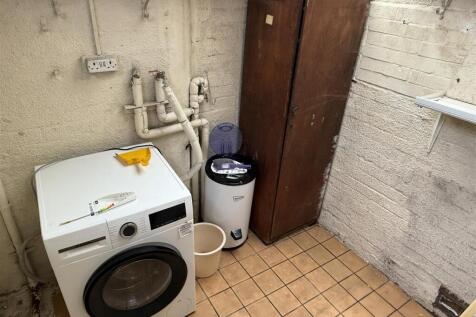 UTILITY / REAR LOBBY