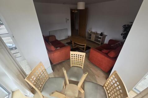 Lounge/Dining Area
