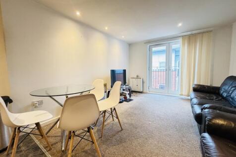 Spacious Top Floor Apartment with Secure Parking