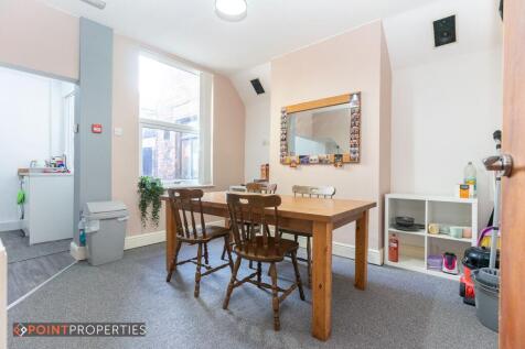 4 Bedroom House, Picton Road photo 3