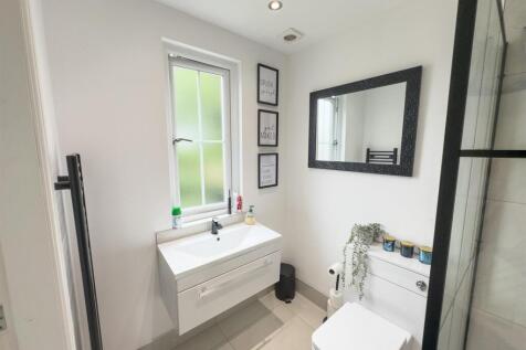 Principal Bedroom En Suite (2).jpg